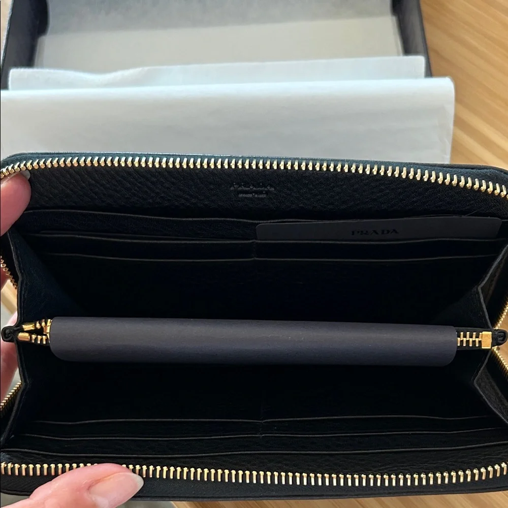 Prada Vitello Daino Black Zip-Around Wallet with Gold Logo - NIB - Picture 4 of 6